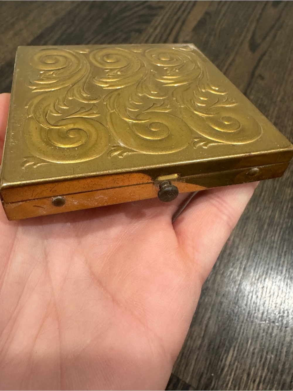 1940s Vintage Gold Tone Powder Compact Ornate Scroll Vanity Makeup Case - Picture 7 of 10